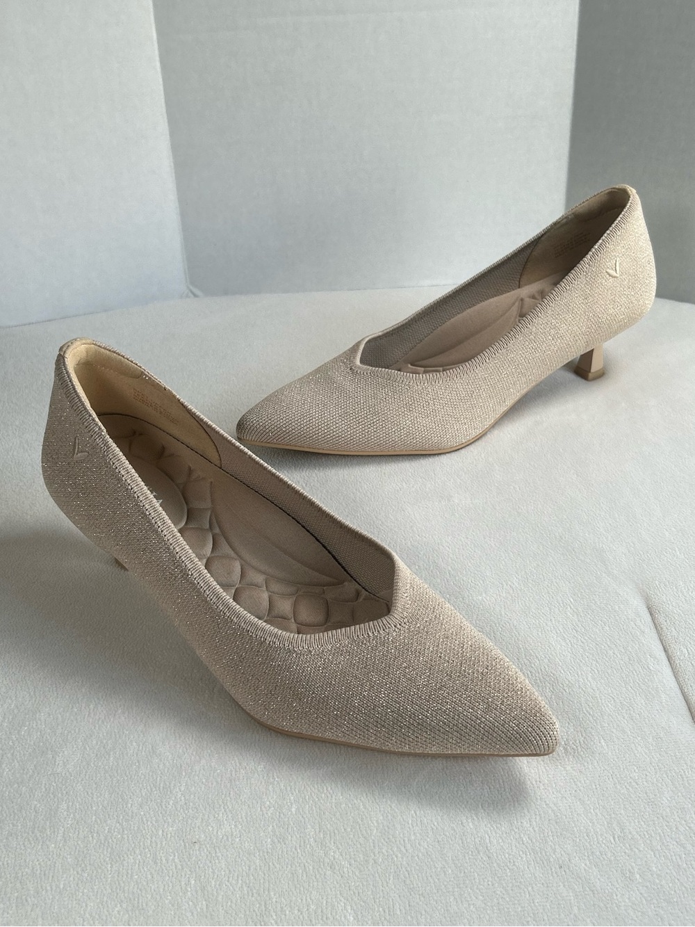 Vivaia Scarlett Pointed Toe Kitten Heel Pumps Beige Women’s Size 8/ EU 39 New